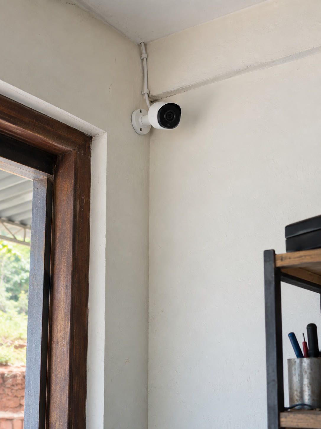 ක්‍රීම් බිත්තියක CCTV camera එකක් — අකුරු නැහැ