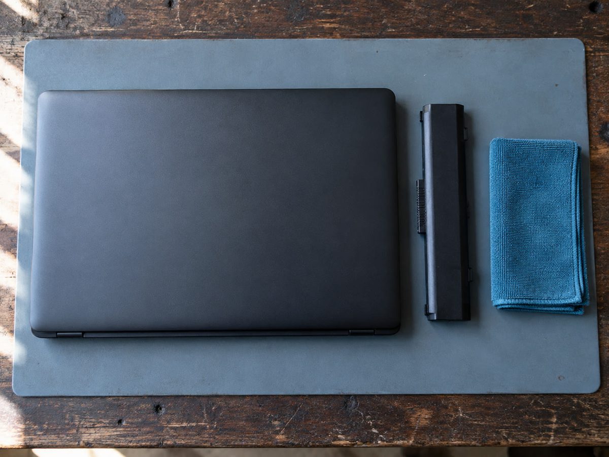 වහලා තියෙන laptop එකක්, battery එකක්, රෙද්දක් — උඩින්